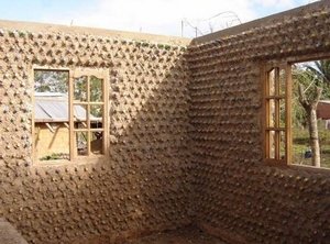 une maison en bouteilles recycles